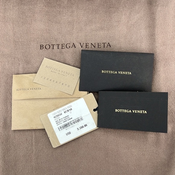 Bottega Veneta Tote Intrecciato Medium Chain
Authentication Certificate Provided - Picture 15 of 17